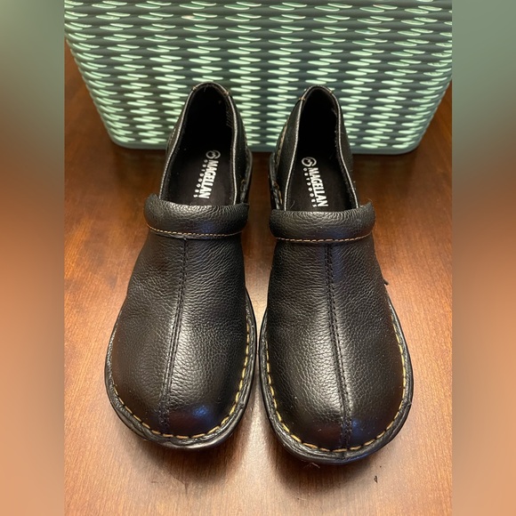 NWOT Magellan Outdoors Liesel Black Leather Slip-on Clogs - Picture 2 of 7